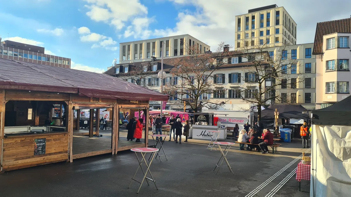 Man sieht das Märtnäscht von aussen.